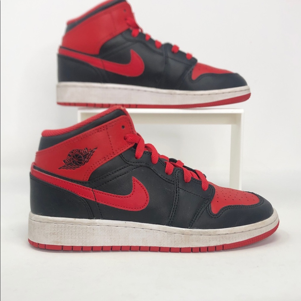Nike Air Jordan 1 Mid Alternate Bred DQ8423-060 Youth Sneaker’s - Size 5Y